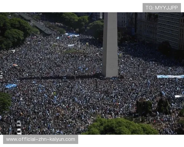 文化交流：各国球迷在赛场外友好互动，各国球员